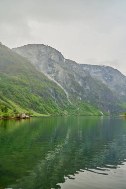 Norveç 'teki Naeroyfjord' da güzel ve sakin bir manzara. Arka planda karla kaplı dağlar var..