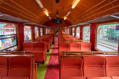 Flam, Norveç - 06 03 2022: En güzel trenin tarihi iç mekanı, Aurland 'da Flam ve Myrdal arasındaki Flamsbana deniz seviyesinden dağlara kadar uzanan muhteşem bir vadi..