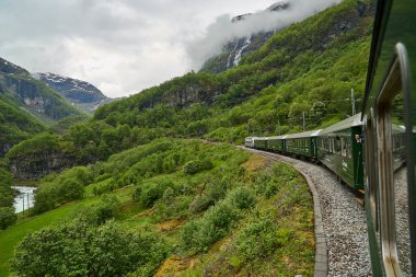 Flamsbana ile Aurland 'daki Flam ve Myrdal arasındaki en güzel tren yolculuğunun manzarası deniz seviyesinden dağlara uzanan muhteşem bir vadiye çıkıyor..