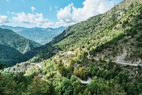 Dik ve dolambaçlı dağ geçidi. Col de Turini 'de bir sürü viraj ve dönüş noktası var. Rallye Monte Carlo' dan ve Fransa turundan tanınıyor..