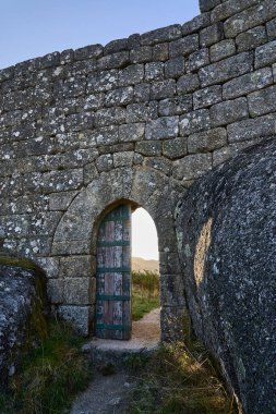 Ortaçağ Şatosu 'nun eski ahşap kapısı Castro Laboreiro' nun kalıntıları Kuzey Portekiz dağları Geras ulusal parkı..
