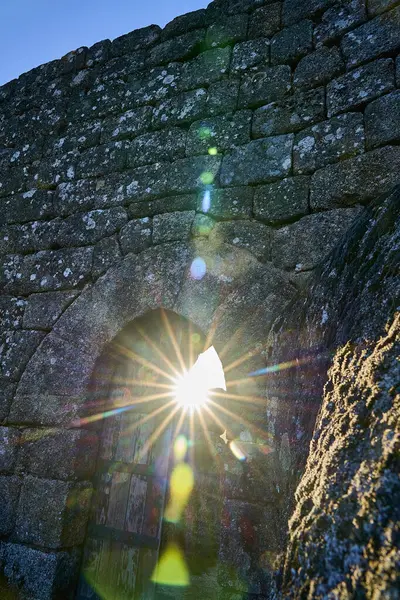 Güney Portekiz 'in dağlarındaki Castro Laboreiro' nun Ortaçağ Kalesi 'nin kapısında parlayan güneş Geras Milli Parkı' nın içinde..