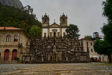 Peneda, Portekiz - 09 28 2022: Santuario de Nossa Senhora da Peneda, Portekiz 'in kuzeyindeki dağların eteklerinde yer alan güzel eski bir kilise..