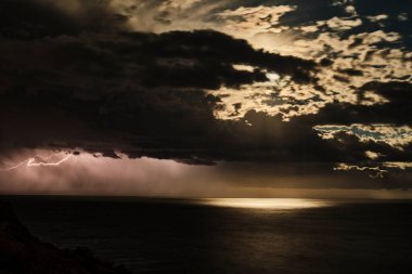 Akdeniz 'in üzerinde gece vakti yıldırımlarla aydınlatılmış kara bulutlarla muhteşem bir fırtına var..