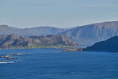 Norveç 'teki Runde Adası' nın çevresindeki deniz manzarası kuşları izlemek için popüler bir seyahat noktası..