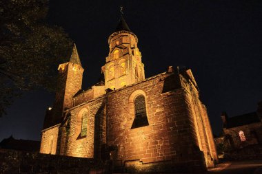 Collonge la Rouge, Fransa - 09 23 2021: Fransa 'nın en güzel köylerinden biri olan Collonge la Rouge' un aydınlatılmış kilisesi..