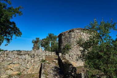 Braga, Portekiz - 09: 30 2022: Guimaraes ve Braga yakınlarındaki Citania de Briteiros tarihi Roma kalıntılarının arkeolojik konumu, manzaraya bakan tepe üzerinde yer almaktadır..