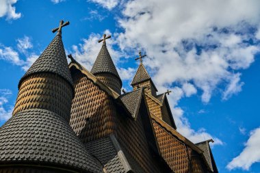 Heddal, Norveç - 06: 16 2022: Heddal Stave Kilisesi, Norveç 'in Telemark şehrinde bulunan ortaçağ kilisesidir..