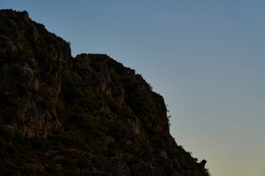 Castro Laboreiro 'daki Ortaçağ Şatosu. Kuzey Portekiz' deki bir uçurumun tepesinde. Geras Milli Parkı 'nın içinde..