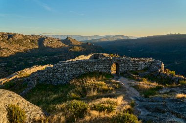 Kuzey Portekiz dağlarındaki Castro Laboreiro Ortaçağ Kalesi 'nin kalıntıları Geras Milli Parkı' nın içinde..
