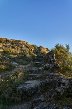 Kuzey Portekiz dağlarındaki Castro Laboreiro Ortaçağ Kalesi 'nin kalıntıları Geras Milli Parkı' nın içinde..