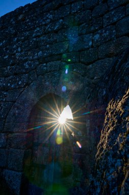 Güney Portekiz 'in dağlarındaki Castro Laboreiro' nun Ortaçağ Kalesi 'nin kapısında parlayan güneş Geras Milli Parkı' nın içinde..