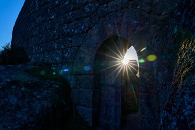 Güney Portekiz 'in dağlarındaki Castro Laboreiro' nun Ortaçağ Kalesi 'nin kapısında parlayan güneş Geras Milli Parkı' nın içinde..