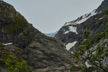 Mavi bondhusbreen buzulu dağlarda asılı Bondhusvatnet Gölü üzerinde ve Sundal 'da, Vestland' da, Norveç 'te