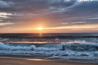 Altlantik okyanus dalgaları Fransa 'nın Cote de Argent sahiline vuruyor. Arka planda altın gün batımı, Kaptan Ferret, Aquitaine, Fransa