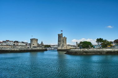 La Rochelle, Fransa - 09: 27: 2021 La Rochelle Limanı Fransa 'nın açık mavi gökyüzü ile güneşli bir günde şehir merkezindeki şehir merkezinde bulunan Saint Nicholas turuyla korunuyor.