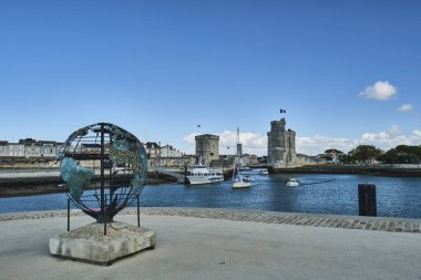 La Rochelle, Fransa - 09: 27: 2021 La Rochelle Limanı Fransa 'nın açık mavi gökyüzü ile güneşli bir günde şehir merkezindeki şehir merkezinde bulunan Saint Nicholas turuyla korunuyor.