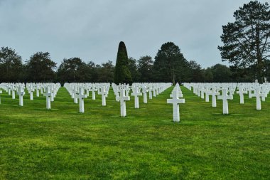Colville sur mer, Normandiya, Fransa, 10 02 2021: 2. Dünya Savaşı 'nda Nazilerle savaşmak için müttefik kuvvetlerin Normandiya sahiline çıktığı Omaha Sahili yakınlarındaki Amerikan Savaş Mezarlığı anıtı..