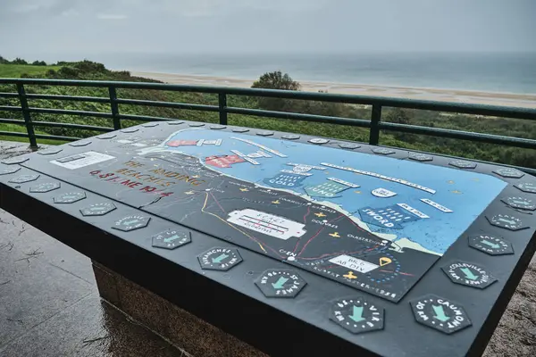 Colville sur mer, Normandiya, Fransa, 10 02 2021: 2. Dünya Savaşı 'nda Nazilerle savaşmak için müttefik kuvvetlerin Normandiya sahiline çıktığı Omaha Sahili yakınlarındaki Amerikan Savaş Mezarlığı anıtı..