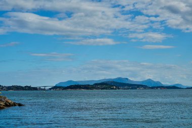 Kristiansund 'un ufuk çizgisi Norveç' teki Atlantik Okyanusu kıyısı boyunca uzanır..