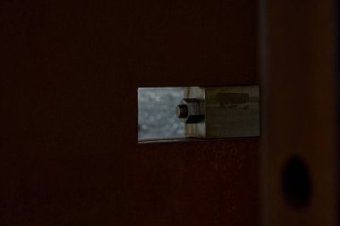 Norveç 'teki Trollstigen Şelaleleri' ndeki bir köprünün metal inşaatındaki çelik cıvata ve fındık bağlantısının detaylarını kapat..