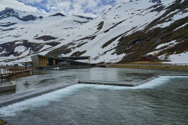 Norveç 'in dağlarındaki Trollstigen manzaralı yolda bir dağ manzarasında şelale.