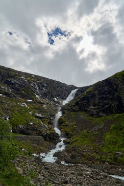 Norveç 'in dağlarındaki Trollstigen manzaralı yolda bir dağ manzarasında şelale.