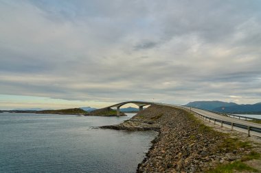 Kuzey Atlantik Okyanusu 'nun engebeli kıyı şeridi boyunca Norveç' teki meşhur Atlantik yolu boyunca popüler bir köprü..