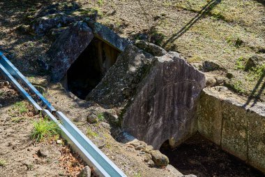 Braga, Portekiz - 09: 30 2022: Guimaraes ve Braga yakınlarındaki Citania de Briteiros tarihi Roma kalıntılarının arkeolojik konumu, manzaraya bakan tepe üzerinde yer almaktadır..