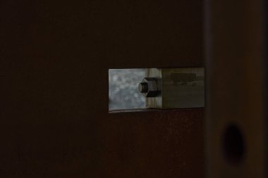 Norveç 'teki Trollstigen Şelaleleri' ndeki bir köprünün metal inşaatındaki çelik cıvata ve fındık bağlantısının detaylarını kapat..