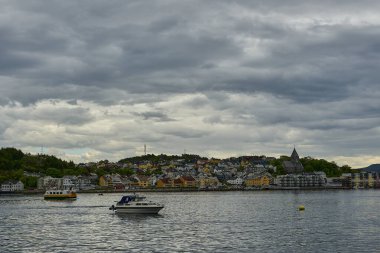 Kristiansund, Norveç - 06 11 2022: Norveç kıyılarındaki Kristiansund şehri ve limanı.