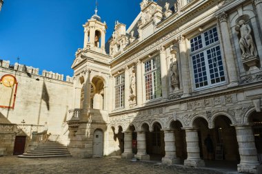 La Rochelle, Fransa - 09: 27: 2021 Fransa 'nın Atlantik Okyanusu kıyısındaki La Rochelle şehir merkezinde güzel bir deniz mimarisi..