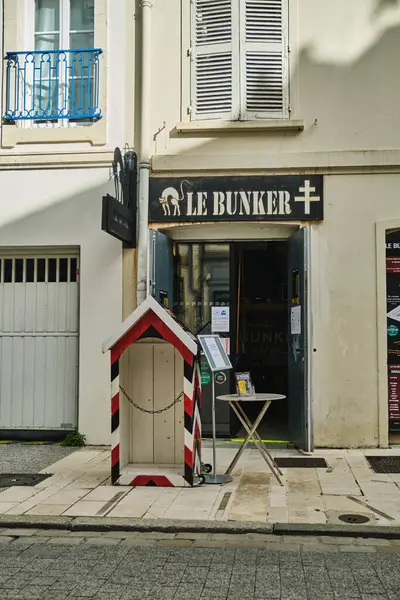 La Rochelle, Fransa - 09 27 27 2021: Le Bunker bir zamanlar Nazilerin 2. Dünya Savaşı 'nda toplandığı bir bardı, bugün La Rochelle şehir merkezinde bir müze..