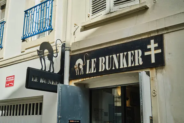 La Rochelle, Fransa - 09 27 27 2021: Le Bunker bir zamanlar Nazilerin 2. Dünya Savaşı 'nda toplandığı bir bardı, bugün La Rochelle şehir merkezinde bir müze..