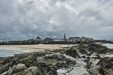 Saint Malo, Brittany, Fransa 'da Atlantik Okyanusu kıyısındaki bir adada kale.