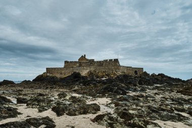 Saint Malo, Brittany, Fransa 'da Atlantik Okyanusu kıyısındaki bir adada kale.