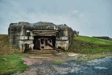 Normandiya 'daki Atlantik Okyanusu kıyısındaki eski terk edilmiş Alman sığınakları, 2. Dünya Savaşı sırasında müttefik kuvvetlerin karaya çıktığı Utah ve Omaha sahillerinde bulundu..