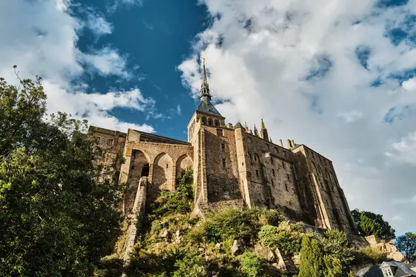 Mont St. Michel, Fransa - 10 01 2021: Güzel ve gizemli Mont Saint Michel köyü, Fransa 'nın Normandiya kentindeki antik bir UNESCO dünya mirası bölgesi, popüler bir seyahat beldesi..