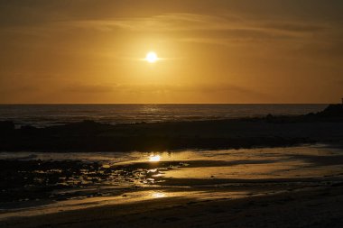 Güzel gün batımı, altın güneş ışığı ile Brittany sahilleri üzerinde Fransa 'nın Atlantik Okyanusu kıyıları boyunca.
