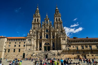 Santiago de Compostela, İspanya - 09: 27: 2022: Galiçya İspanya 'daki Santiago de Compostela uzun kilisesi önündeki turistler Camino de Compostela boyunca yapılan popüler hac yolculuğunun varış noktasıdır..