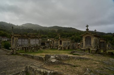 Lindoso tahıl ambarlarında tarihi eski mısır ambarları, mısır koçanları muhafaza etmek ve onları küçük tahta kulübelerde kurutmak için kullanılır..
