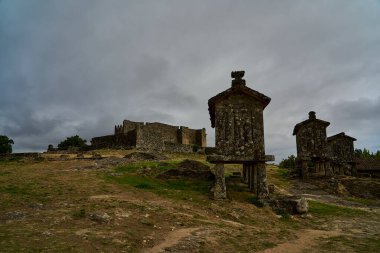 Lindoso tahıl ambarlarında tarihi eski mısır ambarları, mısır koçanları muhafaza etmek ve onları küçük tahta kulübelerde kurutmak için kullanılır..