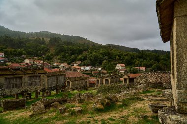 Lindoso tahıl ambarlarında tarihi eski mısır ambarları, mısır koçanları muhafaza etmek ve onları küçük tahta kulübelerde kurutmak için kullanılır..