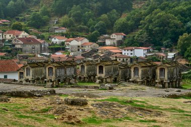 Lindoso tahıl ambarlarında tarihi eski mısır ambarları, mısır koçanları muhafaza etmek ve onları küçük tahta kulübelerde kurutmak için kullanılır..