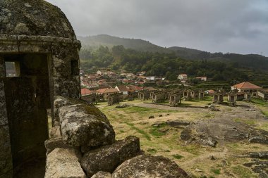 Lindoso tahıl ambarlarında tarihi eski mısır ambarları, mısır koçanları muhafaza etmek ve onları küçük tahta kulübelerde kurutmak için kullanılır..
