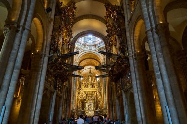 Santiago de Compostela, İspanya - 09: 27: 2022: Galiçya İspanya 'daki Santiago de Compostela katedralinin içi, Camino de Compostela boyunca yapılan popüler hac yolculuğunun varış noktası..