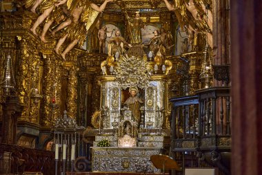 Santiago de Compostela, İspanya - 09: 27: 2022: Galiçya İspanya 'daki Santiago de Compostela katedralinin içi, Camino de Compostela boyunca yapılan popüler hac yolculuğunun varış noktası..