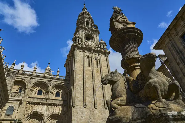 Santiago de Compostela, İspanya - 09: 27: 2022: Galiçya İspanya 'daki Santiago de Compostela uzun kilisesi önündeki turistler Camino de Compostela boyunca yapılan popüler hac yolculuğunun varış noktasıdır..