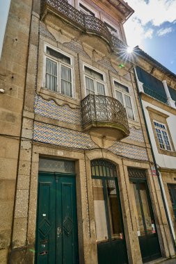 Braga, Portekiz - 09 29 2022: Portekiz 'in Braga kentindeki şehir merkezinin mimarisi ve binaları.