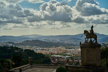 Braga, Portekiz - 09: 29: 2022: Bom Jesus do Monte Mabedi 'ndeki ünlü barok merdiveni, popüler bir seyahat ve manzara merkezi..